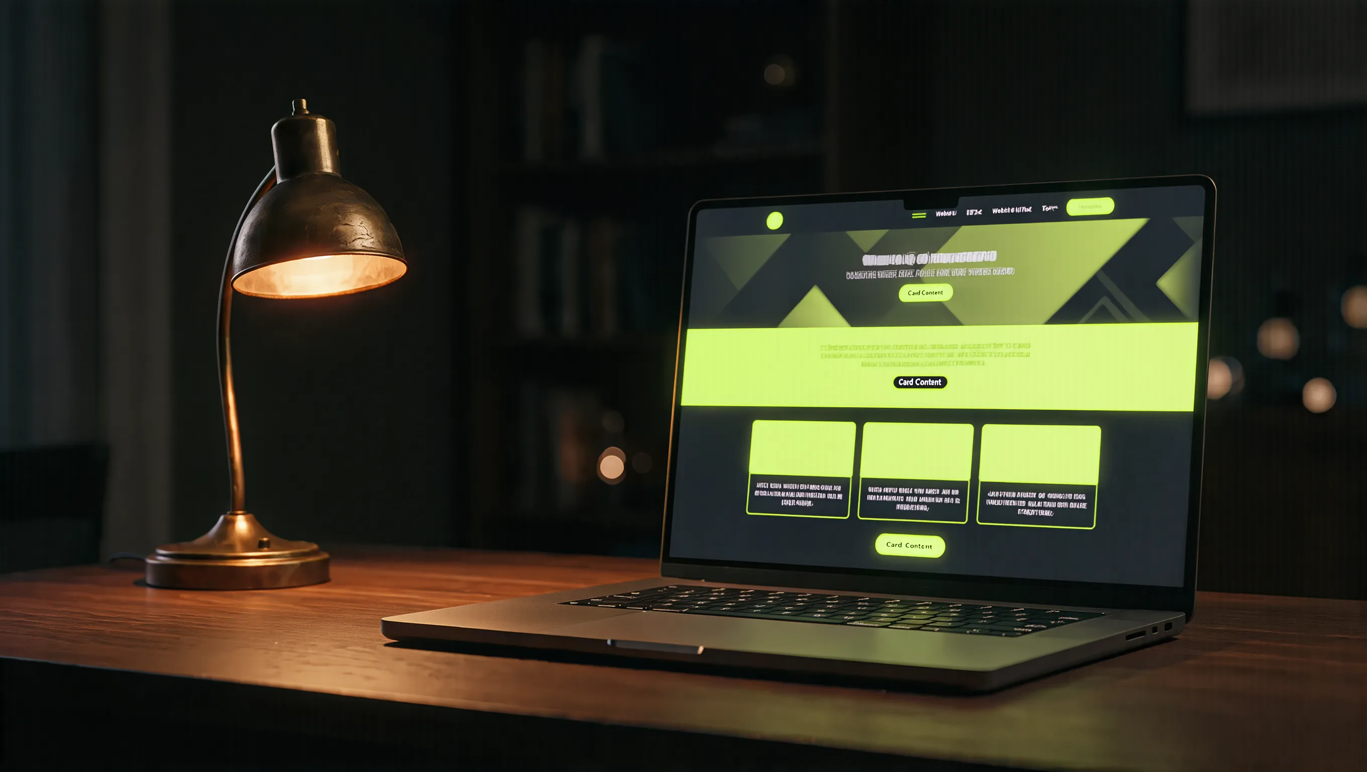 Laptop auf einem Holzschreibtisch, auf dem Bildschirm eine dunkle Website mit Lime-Akzenten, daneben eine warme Schreibtischlampe